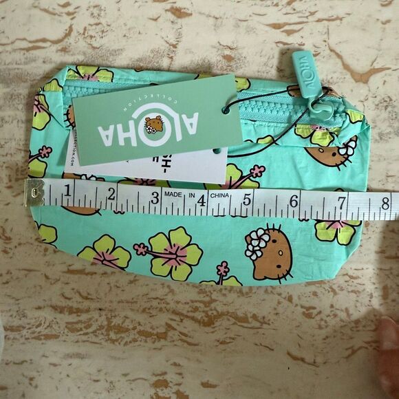 Aloha Collection x Hello Kitty DFS exclusive mini pouch - Picture 7 of 9